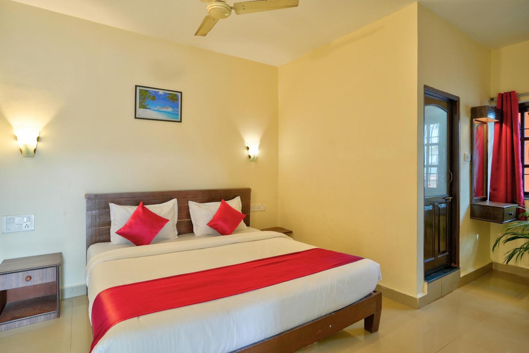 Hotel Salty Waves Baga Esterno foto