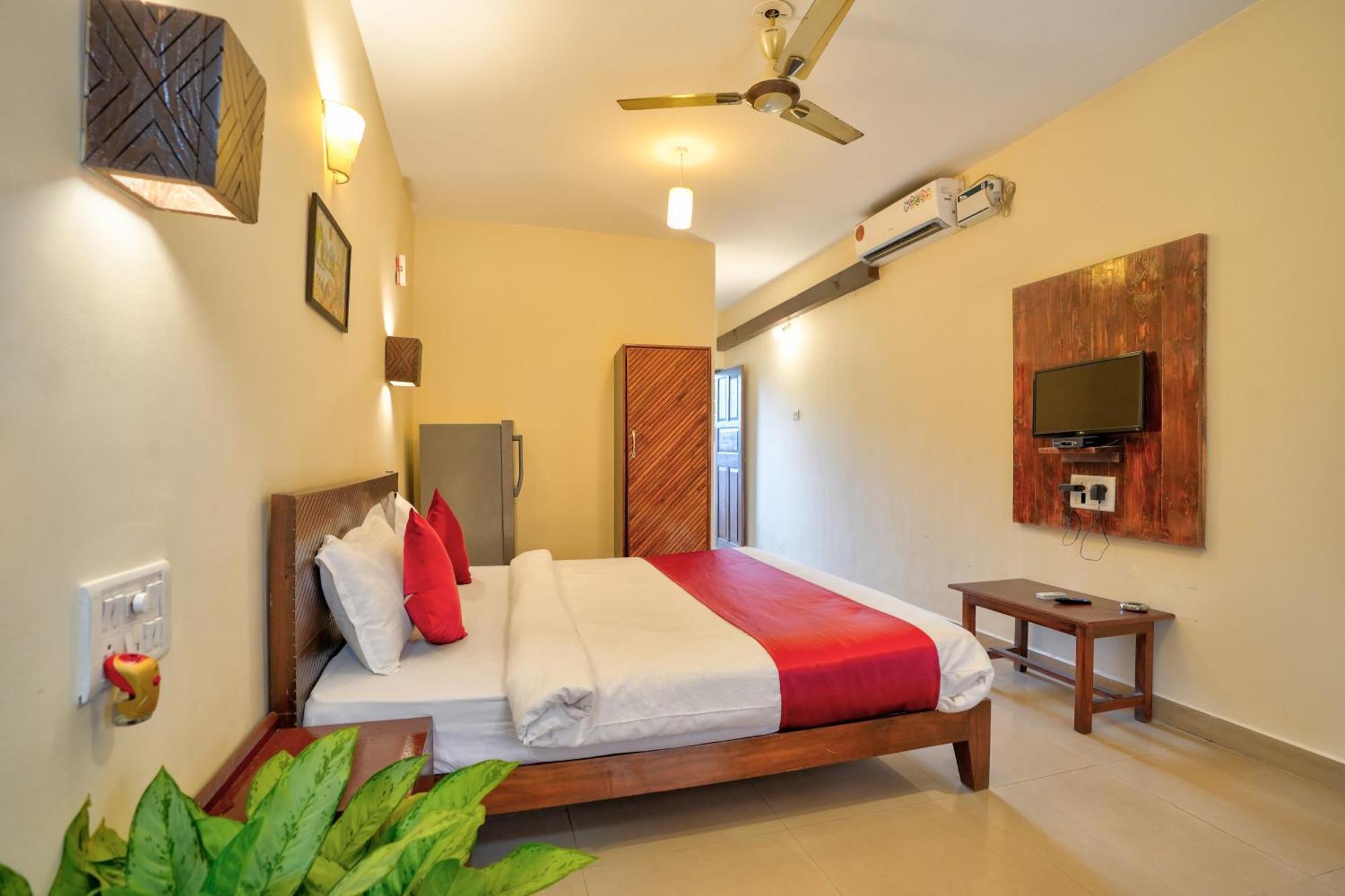 Hotel Salty Waves Baga Esterno foto