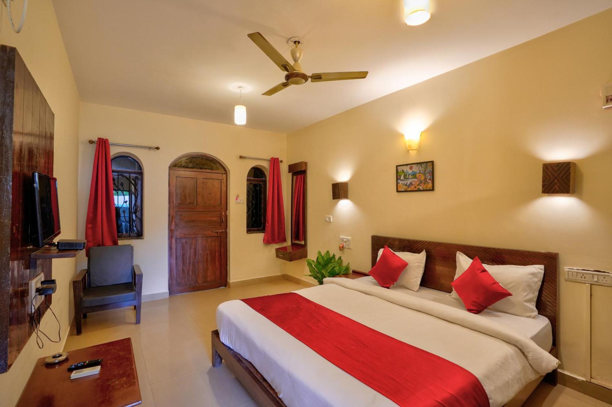 Hotel Salty Waves Baga Esterno foto
