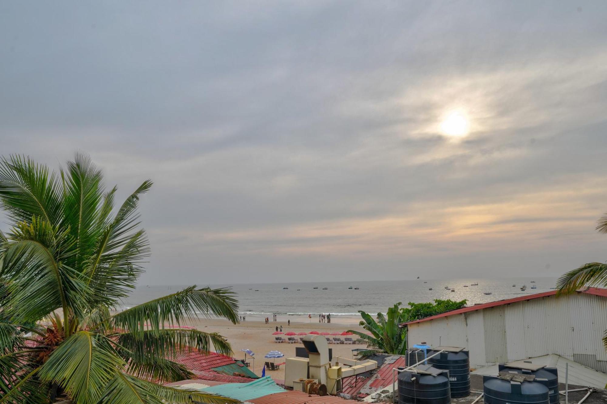 Hotel Salty Waves Baga Esterno foto