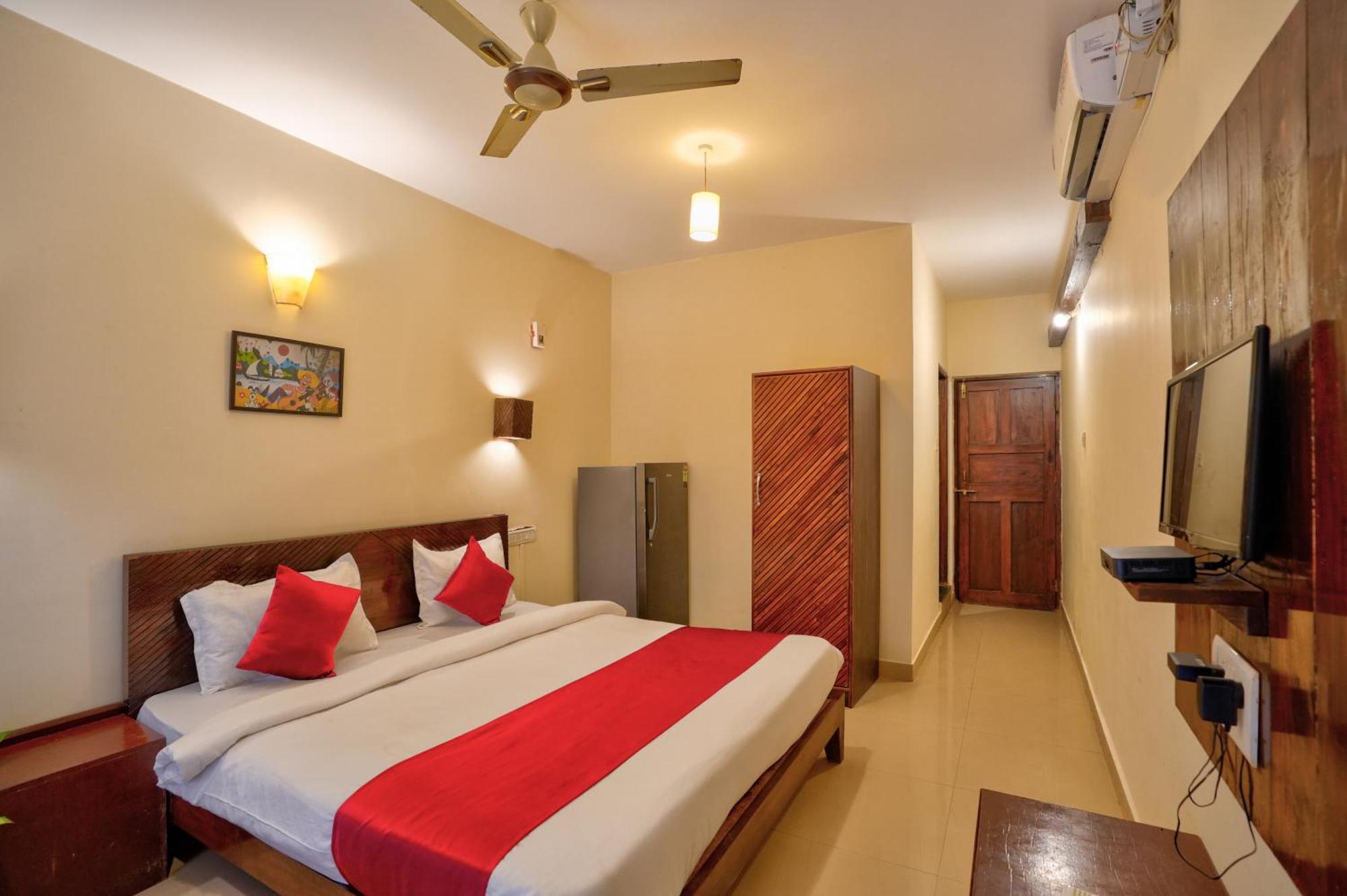 Hotel Salty Waves Baga Esterno foto