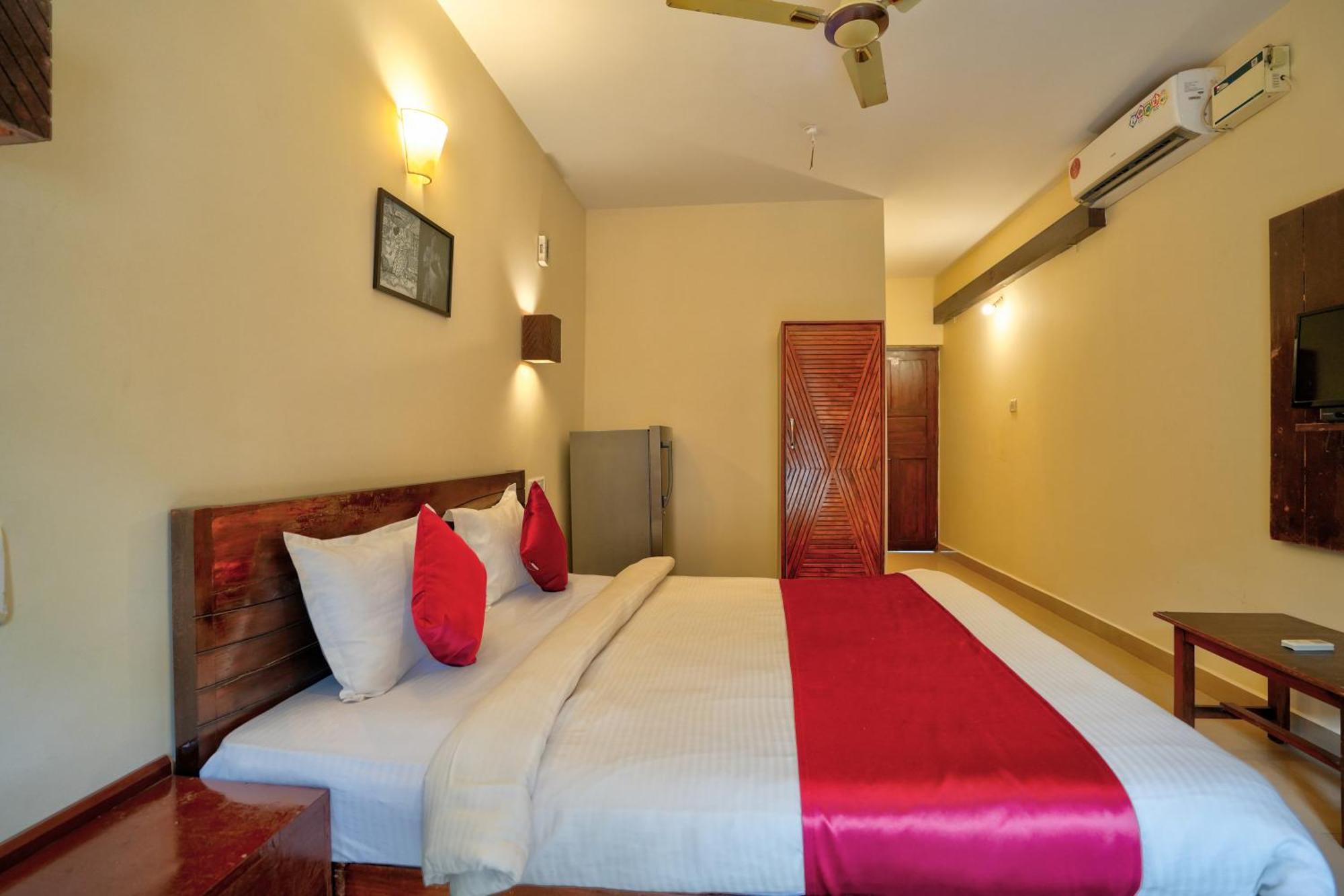 Hotel Salty Waves Baga Esterno foto