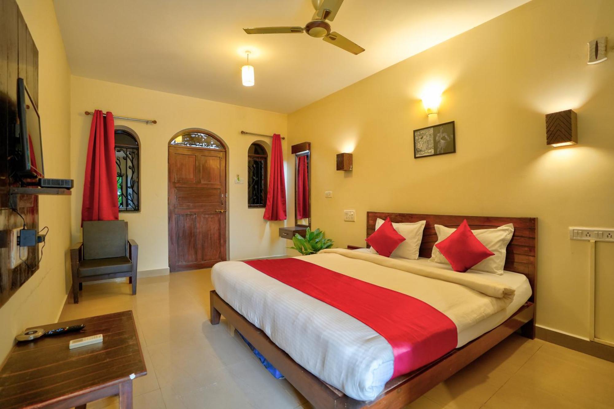 Hotel Salty Waves Baga Esterno foto